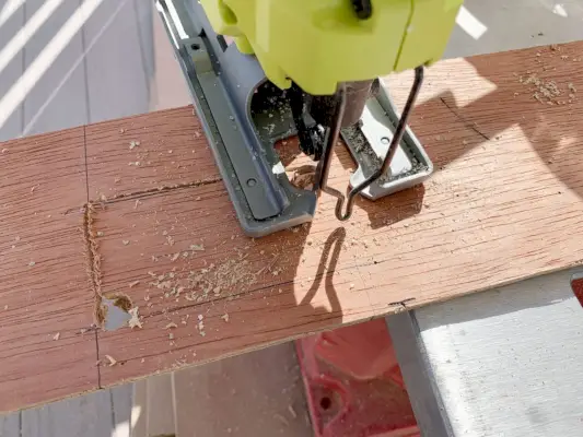 Découper un trou à l'arrière d'une bande de bois à l'aide d'une scie sauteuse