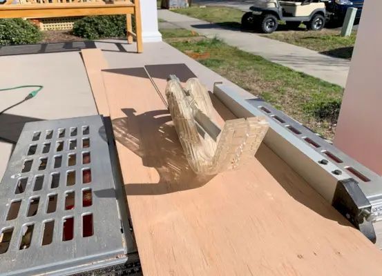 Couper des bandes de bois en deux le long d'une scie à table pour un aspect Shiplap