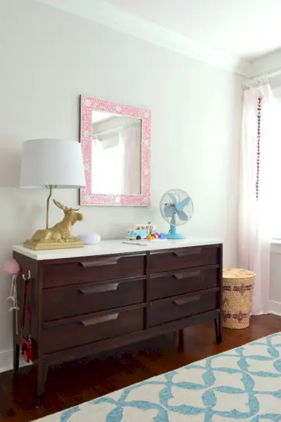 chambre de fille commode du milieu du siècle miroir rose