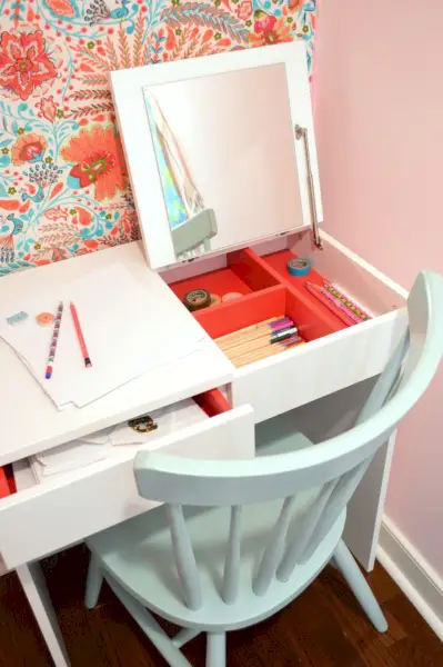 Bureau de placard pour chambre de fille