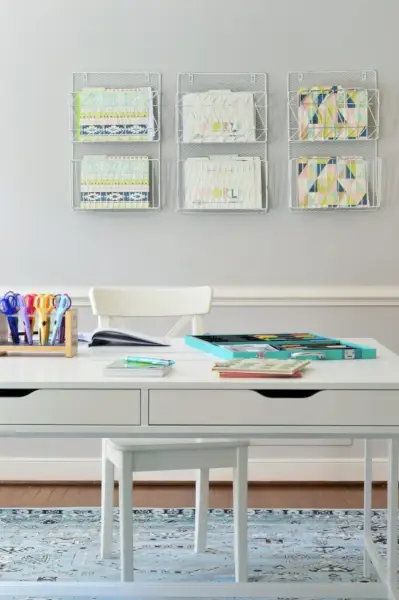 Mur de dossiers pour la salle de devoirs des enfants