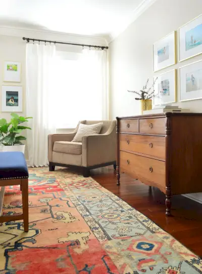 commode vintage dans la chambre principale avec des rideaux blancs