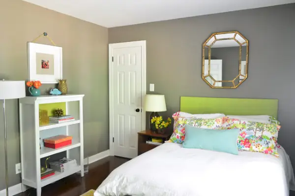 Chambre d'amis colorée avec murs gris foncé Sparrow de Benjamin Moore