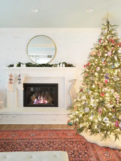 Árbol de Navidad navideño con chimenea