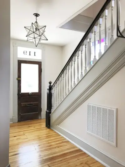 Déménagement d'une maison de plage dans le hall d'entrée jusqu'à la porte