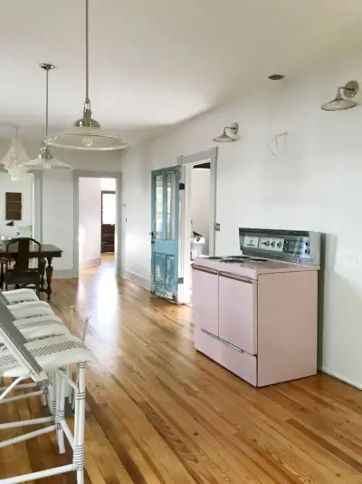 Déménagement d'une maison de plage dans un poêle rose