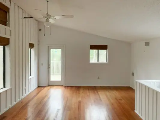 Prima della foto dell'altro lato della camera familiare al piano superiore con soffitto a volta e pavimenti in legno