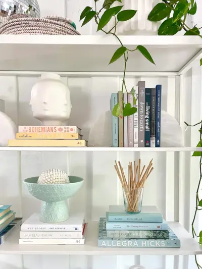 Détail de la bibliothèque étagère Ikea Fjalkinge avec des livres et des objets décoratifs stylisés