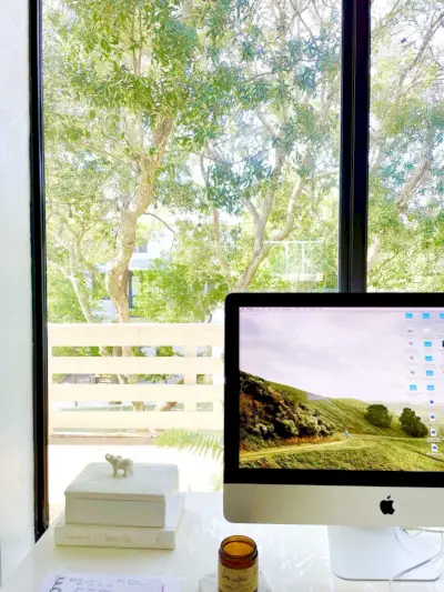 Ordinateur iMac devant une grande baie vitrée dans la salle familiale moderne à l'étage