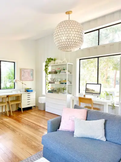 Lustre Serena & Lily Capiz dans une salle familiale moderne à l'étage avec parquet en bois franc