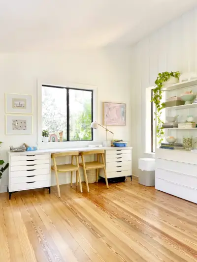 Bureau d'art pour enfants dans la salle familiale moderne à l'étage avec deux chaises et rangement de fichiers