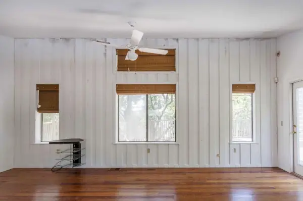 Avant Photo d'une salle familiale à l'étage avec des murs moisis et des lambris blancs