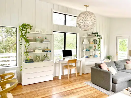 Après la photo d'une salle familiale moderne à l'étage avec des murs lambrissés blancs et un luminaire Capiz Globe