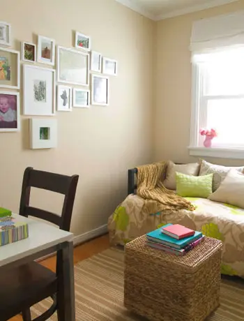 petite chambre avec pouf de lit de repos mural à cadre de galerie et store romain blanc sur la fenêtre