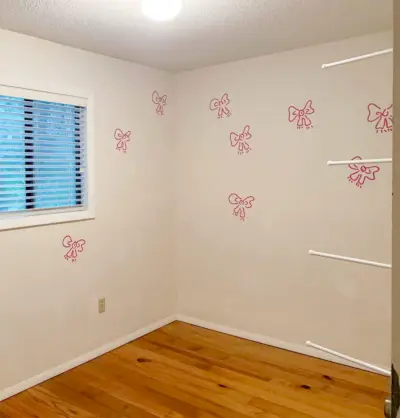 Antes da foto do quarto dos meninos com laços pintados na parede