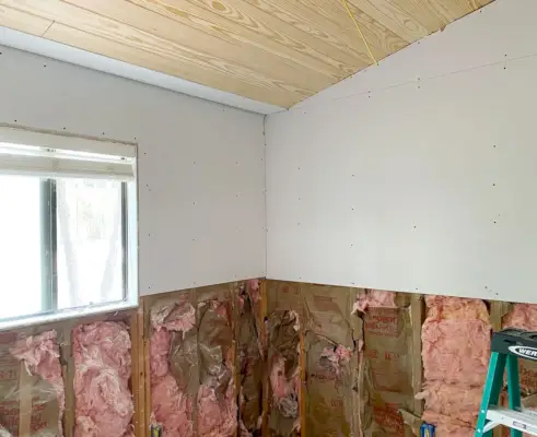 Chambre des garçons en cours de rénovation avec plafond voûté et cloisons sèches enlevées