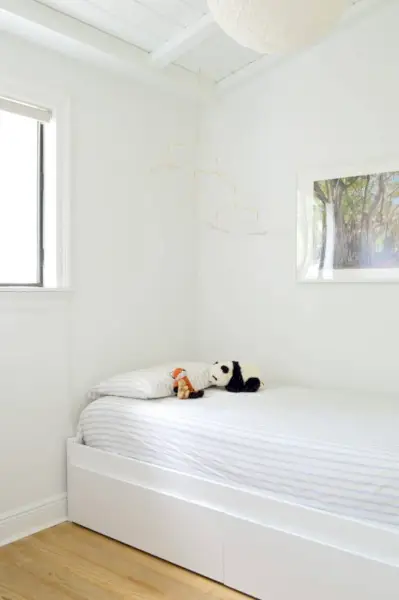 Antes da foto do quarto dos meninos com sofá-cama e paredes em branco