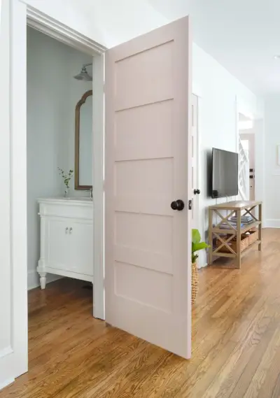 Bagno di servizio al primo piano con porta rosa