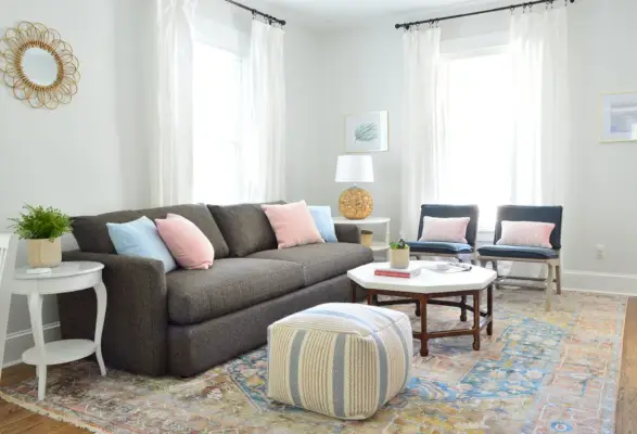 Salon en duplex avec caisse de tapis traditionnel neutre et canapé tonneau