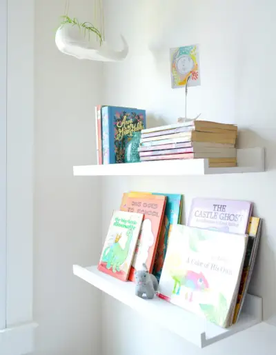 Bibliothèques flottantes avec jardinière de baleine Hangin dans la chambre avec lits superposés pour enfants