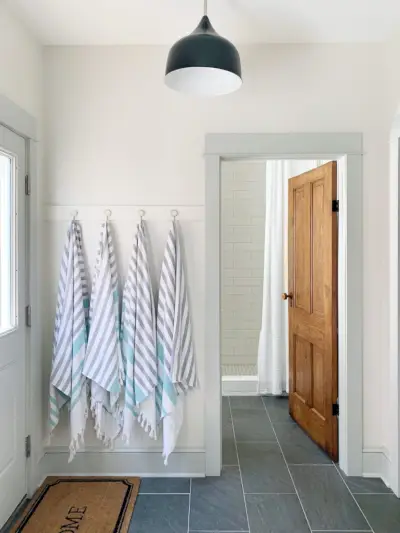 Plážový dům aktualizuje další háčky v mudroom rovně