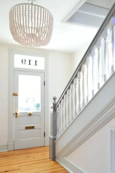 Lampadario Di Perline Nel Foyer Della Casa Al Mare Con Porta In Vetro