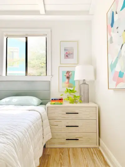 Chambre de filles avec table de nuit et commode incrustée