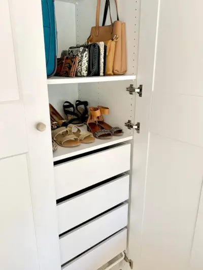 Vue à l'intérieur de l'armoire Ikea Pax avec chaussures et sacs à main