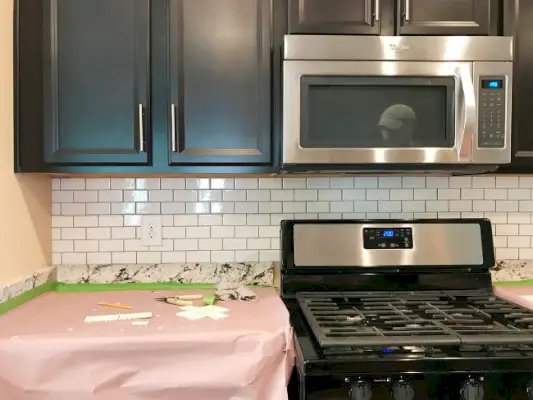 backsplash de cozinha com ladrilho de metrô pendurado, mas não rebocado