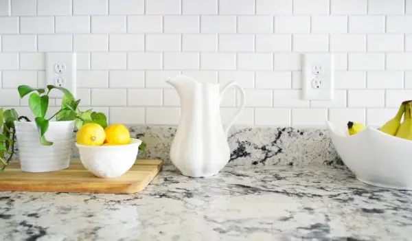 Instalación de un protector contra salpicaduras de cocina con azulejos Subway por $ 200