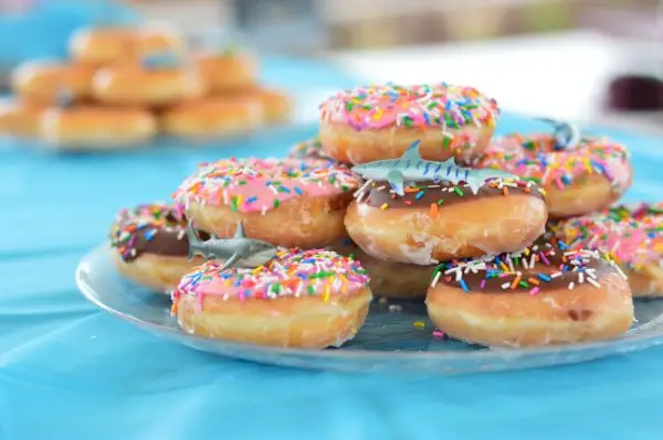 Donuts de tubarão para festa no fundo do mar