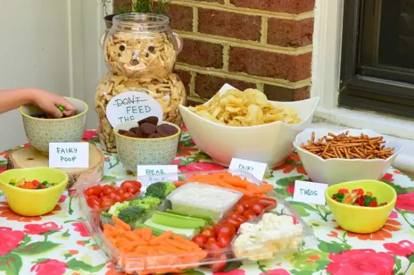 Mesa ampla de comida para festa do urso fada da floresta