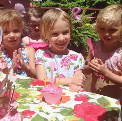 Uma festa infantil com tudo rosa e dourado