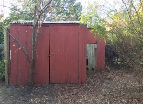 Cour arrière de la maison de plage avant le hangar