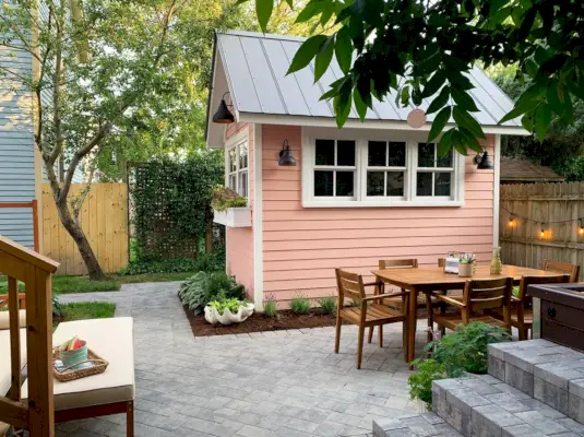 Jardin de maison de plage depuis douche extérieure avec bain à remous