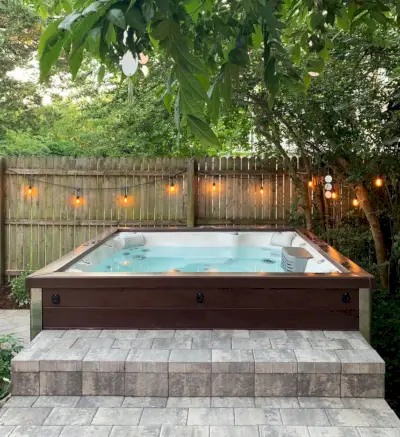 Beach House Backyard Hot Tub portaat