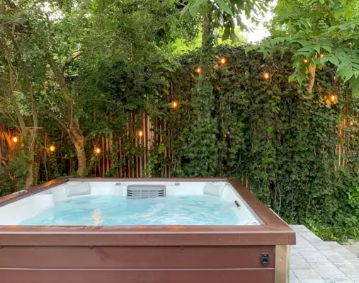 Vasca idromassaggio nel cortile della casa sulla spiaggia verso Ivy