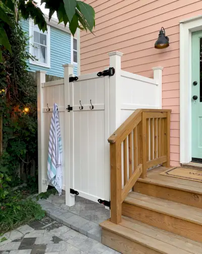 Douche extérieure dans la cour de la maison de plage