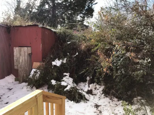 Pati del darrere de la casa de platja abans de la neu