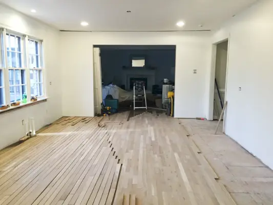 Restauración de pisos de madera Colocación de tablas en la cocina