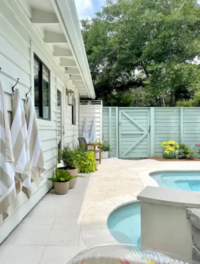 Patio de la piscine avec carreaux de travertin 12x24 en pierre de couleur crème