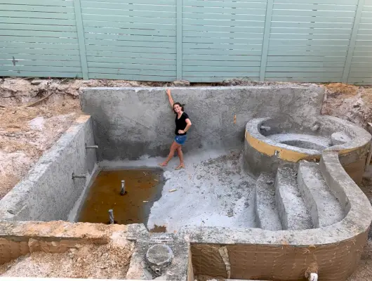 Sherry debout sous forme de piscine en béton