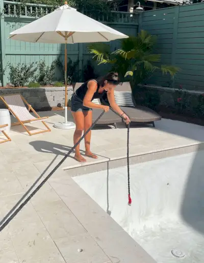 Manguera de jerez colgando en forma de piscina enyesada para comenzar a llenar con agua