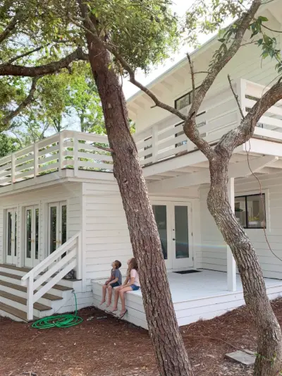 Extérieur d'une maison de Floride après le mois de mai, des enfants sur le porche de la chambre