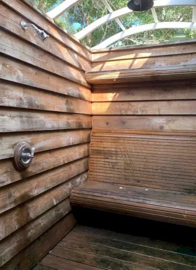 Douche extérieure avant le côté gauche