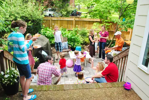 Les fêtards sur le patio