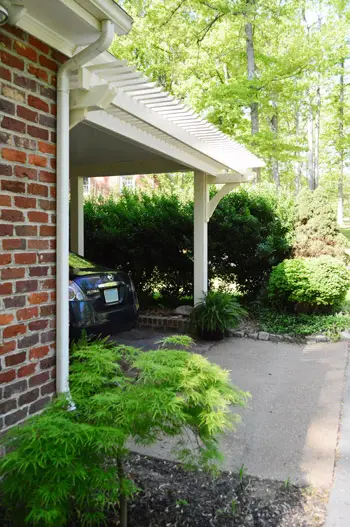 Pérgola después de la acera