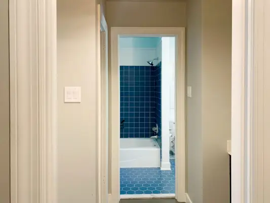 Avant Photo D'une Salle De Bain Séparée Par Des Murs Avec Du Carrelage Bleu