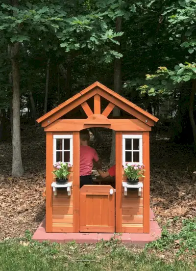 scoperte nel cortile casetta in legno di cedro bambini che giocano all'interno