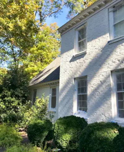 après la photo d'une maison en brique peinte en blanc sherwin williams moderne